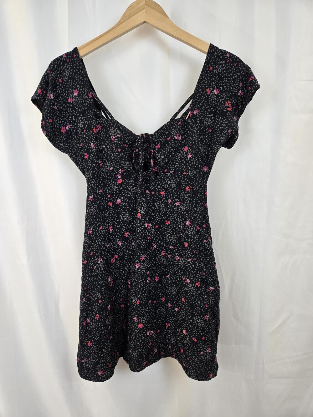 Volcom Dress Womens Medium Black Floral Smocked Short Sleeve Sundress Casual